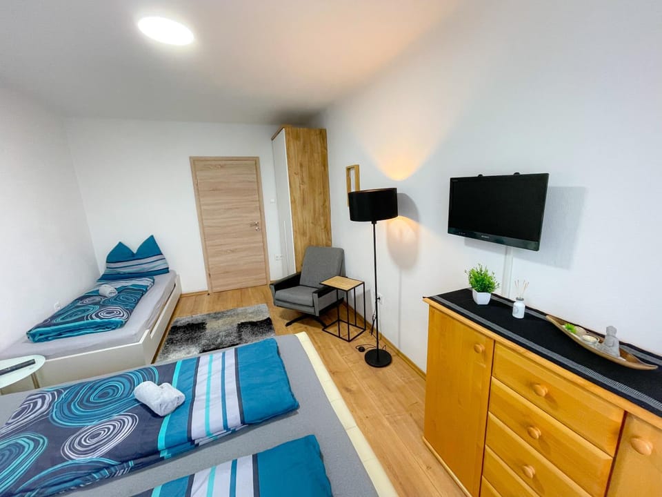 Bed, TV and multimedia, Photo of the whole room, Seating area, Bedroom, hair dresser, towels