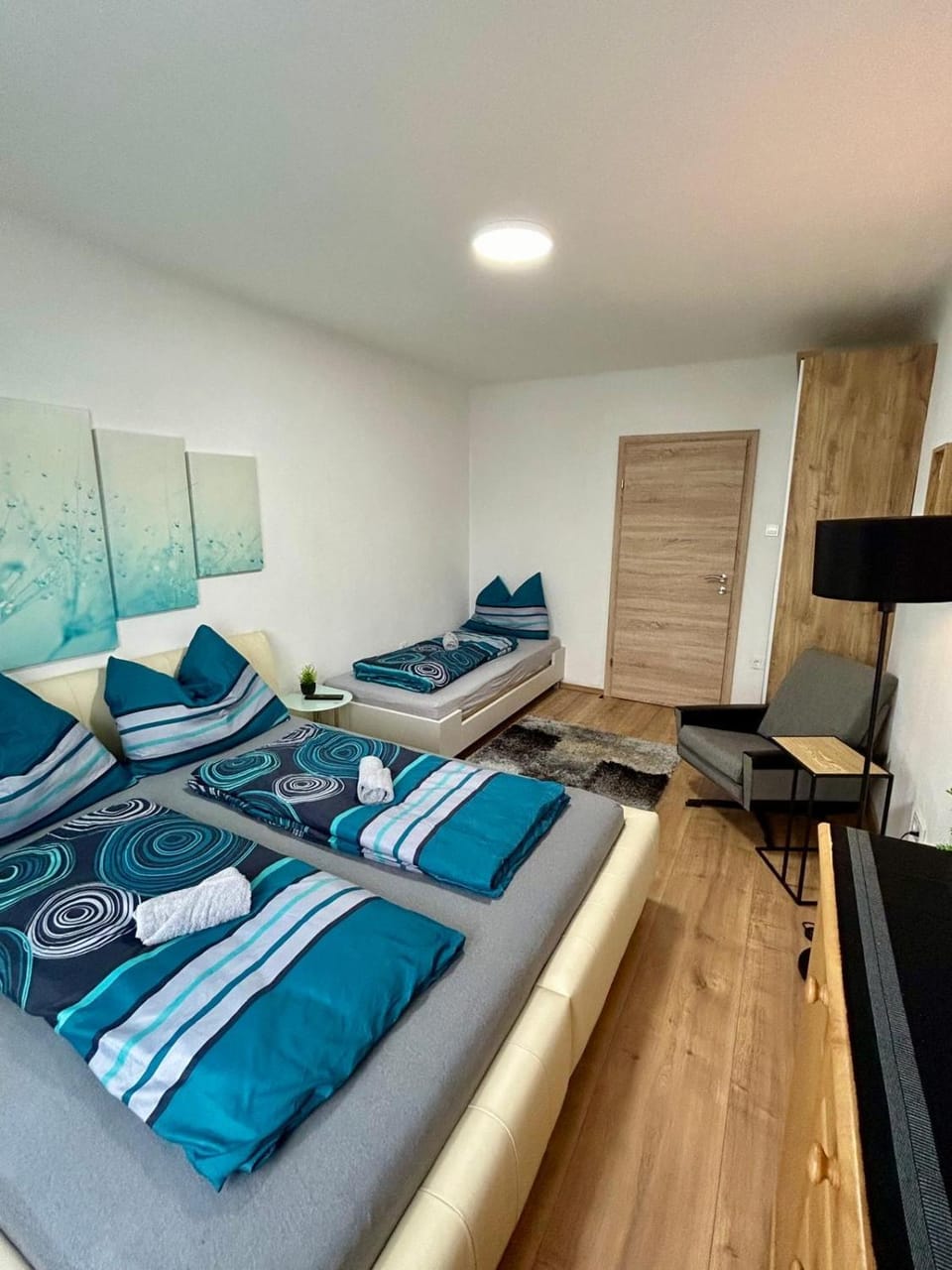 Bed, Photo of the whole room, Seating area, Bedroom