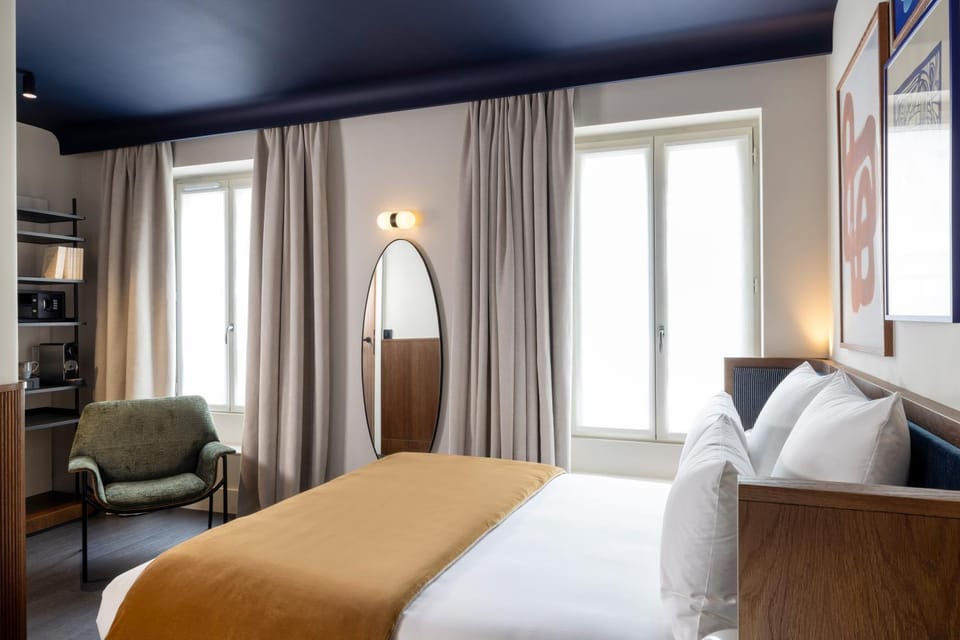 Photo of the whole room, Bedroom