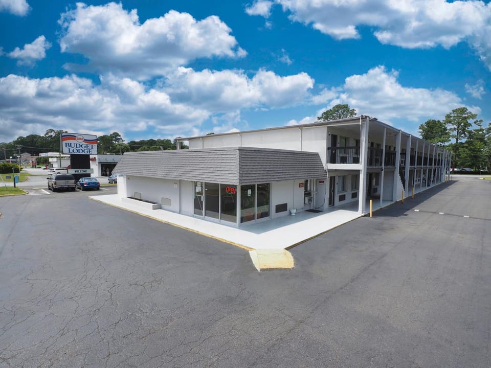 Property building, Facade/entrance, Property logo or sign, Lobby or reception, Street view, Parking