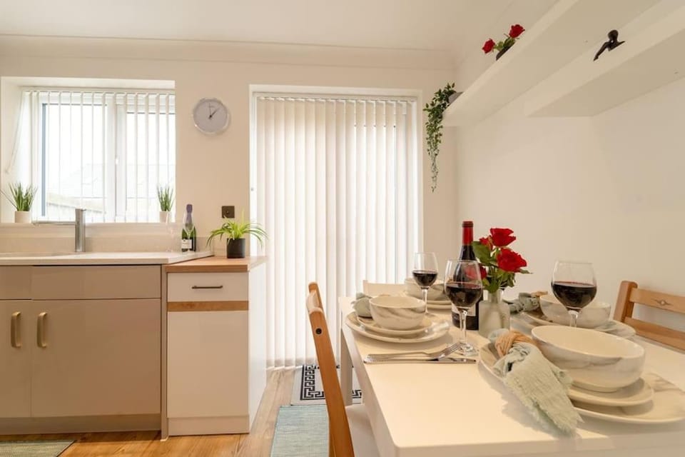 Kitchen or kitchenette, Dining area, Food