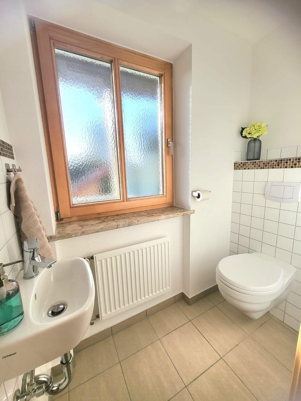 Toilet, towels