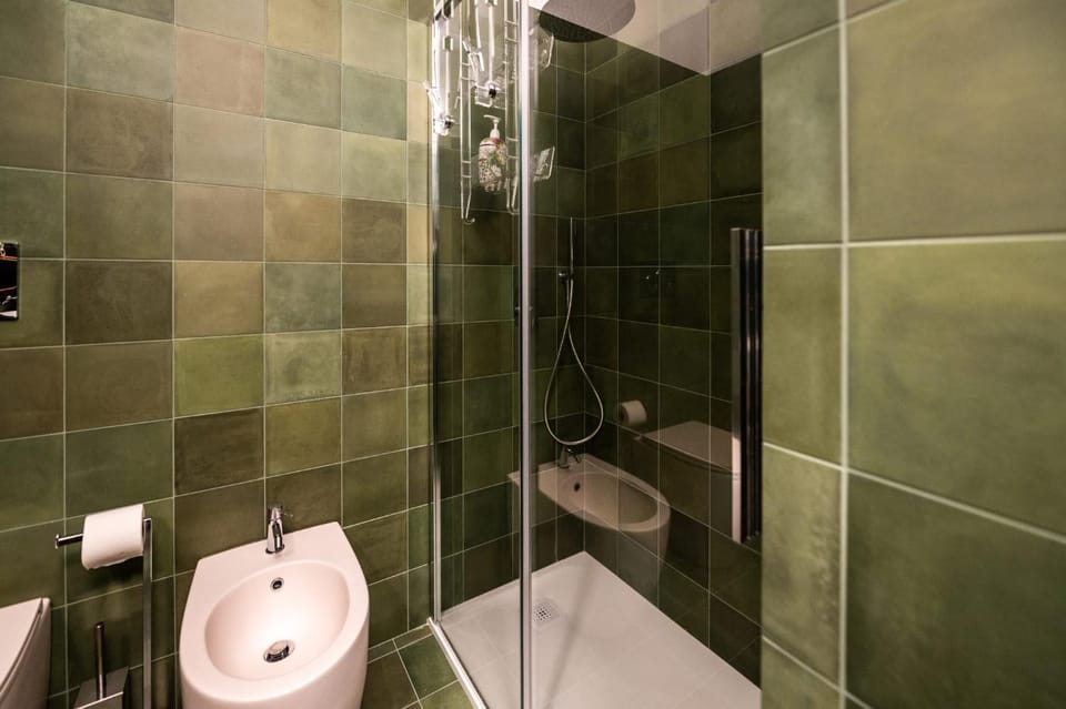 Shower, Toilet, Bathroom, bidet, towels