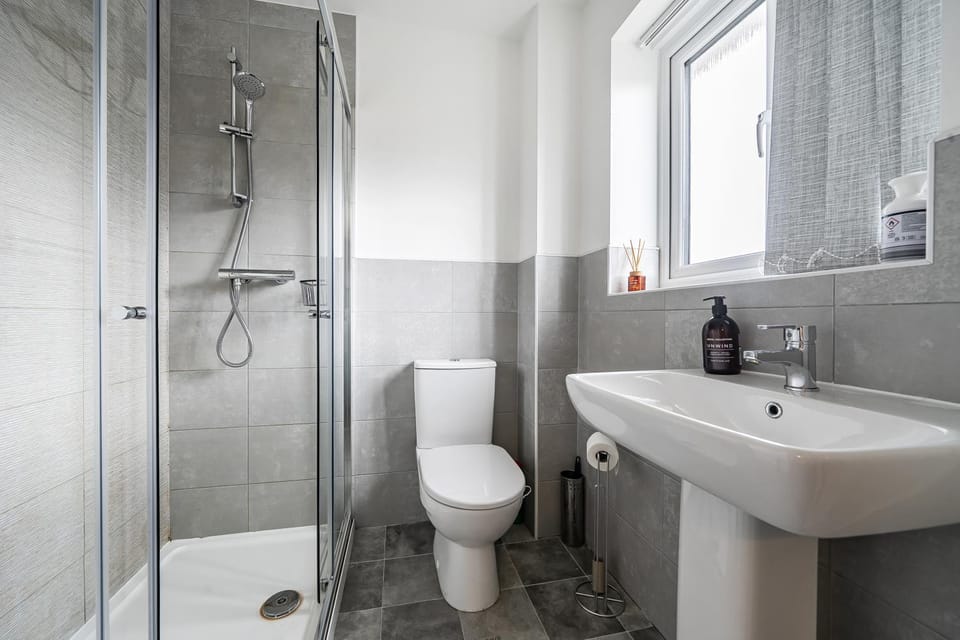 Apartment Sleeps 10 - Contractors Long Stays WiFi Apartment in Walsall
