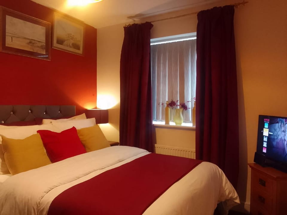 Bed, TV and multimedia, Photo of the whole room, Bedroom