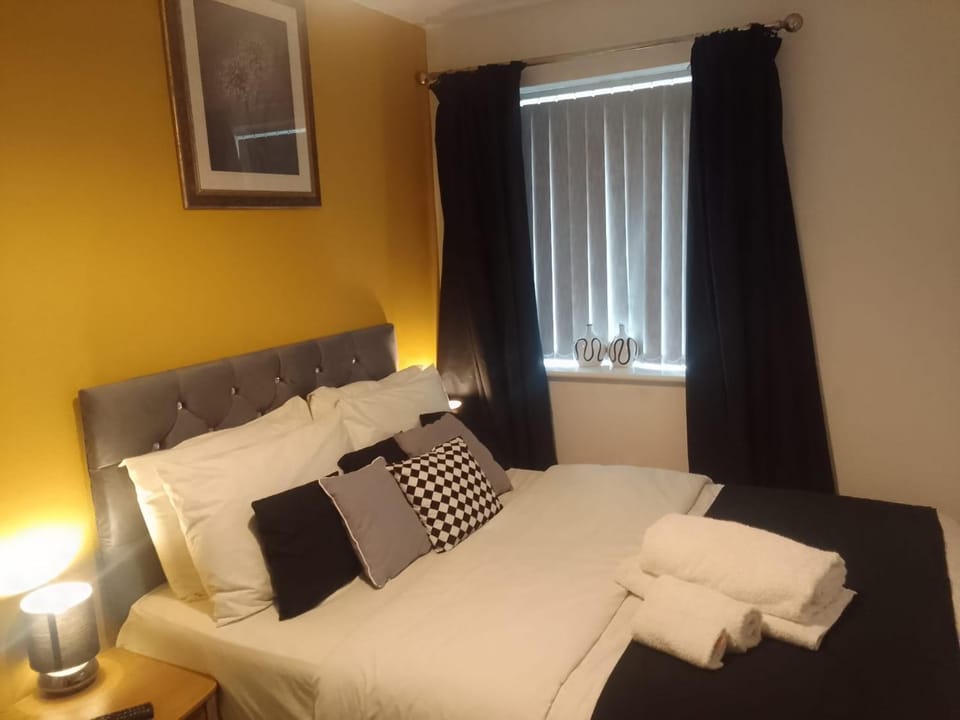 Bed, Bedroom, towels