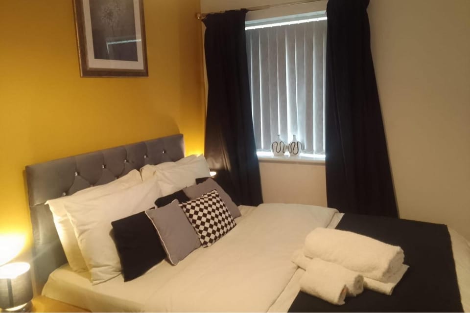 Apartment Sleeps 10 - Pets Parking Ev Charging Apartment in Walsall