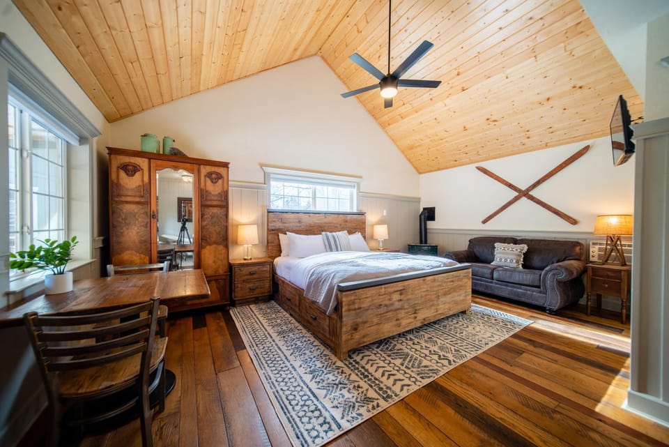 Bed, Living room, Photo of the whole room, Seating area, Bedroom, fireplace
