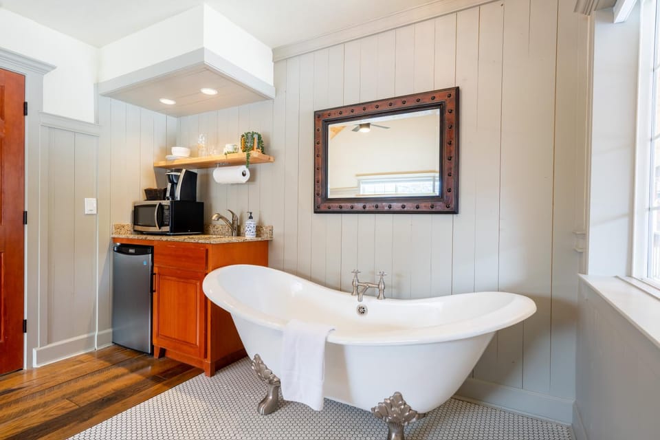 Coffee/tea facilities, Kitchen or kitchenette, Bath, minibar