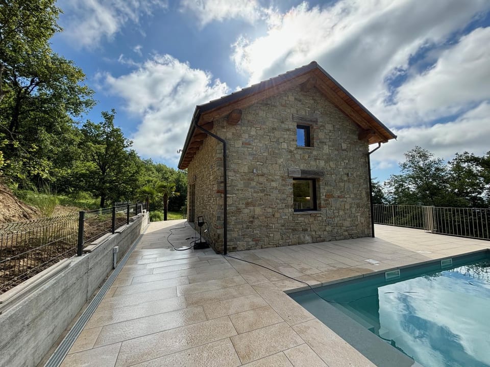 Property building, Day, Pool view, Swimming pool, Swimming pool