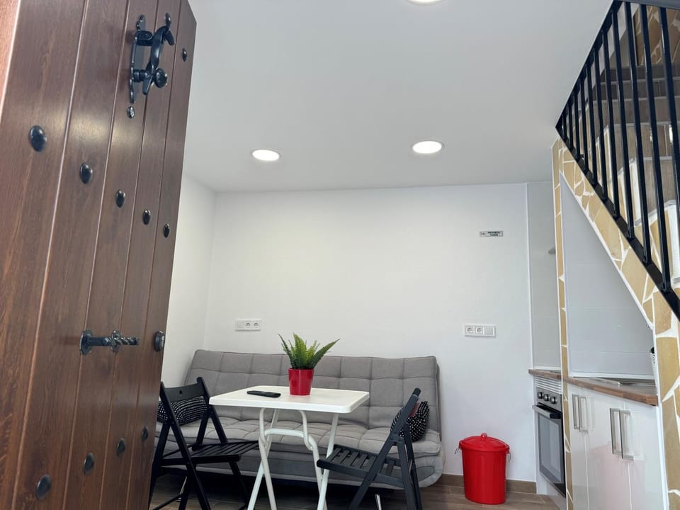 Kitchen or kitchenette, Living room, Seating area, Dining area