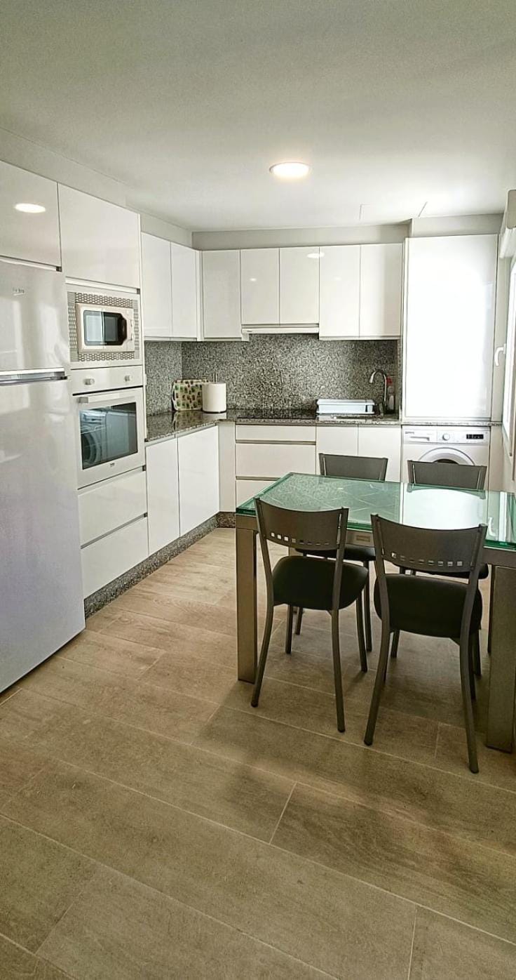 Kitchen or kitchenette, Dining area, minibar, oven, pet friendly, stove, washing machine