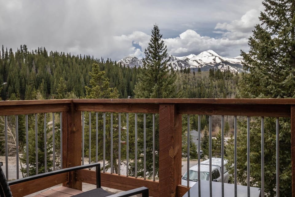 3BR with Mountain Views on FREE Bus Line House in Breckenridge