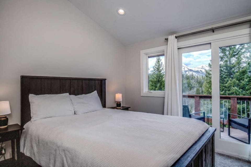 3BR with Mountain Views on FREE Bus Line House in Breckenridge