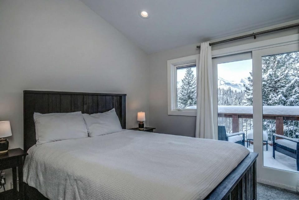 3BR with Mountain Views on FREE Bus Line House in Breckenridge