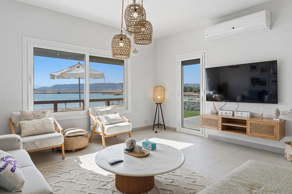 Communal lounge/ TV room, Natural landscape, TV and multimedia, Living room, Seating area, Evening entertainment, Sea view, air conditioner