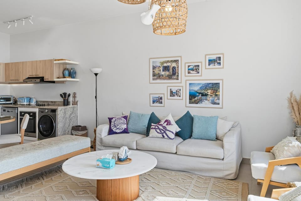 Kitchen or kitchenette, Living room, Seating area, Dining area