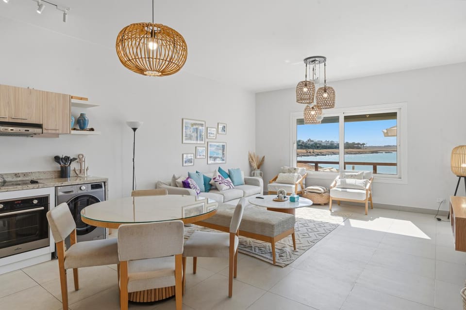 Natural landscape, Kitchen or kitchenette, Living room, Seating area, Dining area, minibar, oven, pet friendly, stove, washing machine