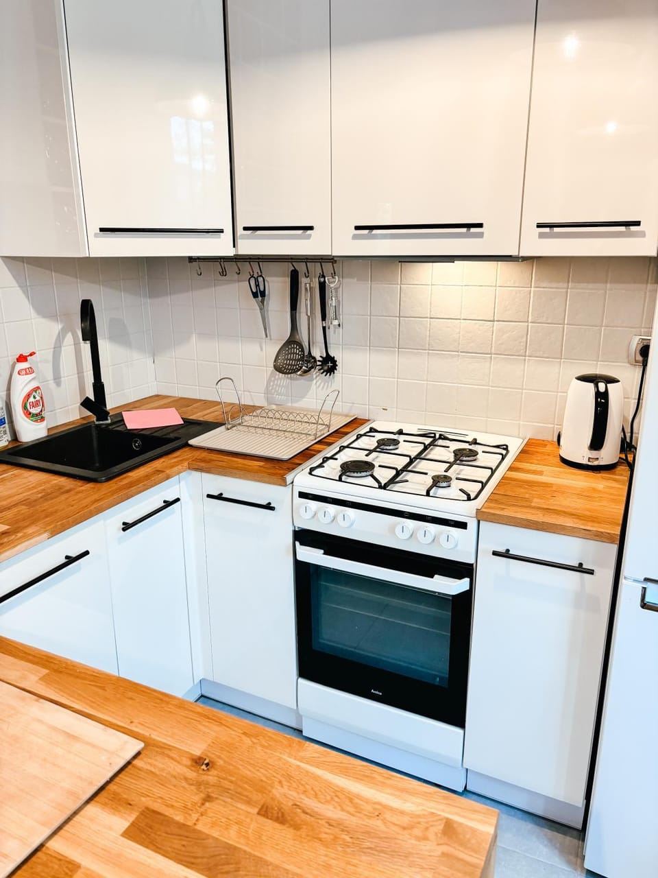 Kitchen or kitchenette, dishwasher, stove