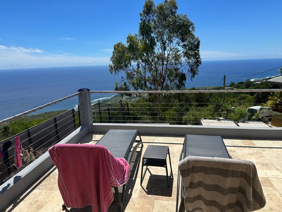 Superbe villa saint leu piscine et spa vue Océan Villa in Saint-Leu