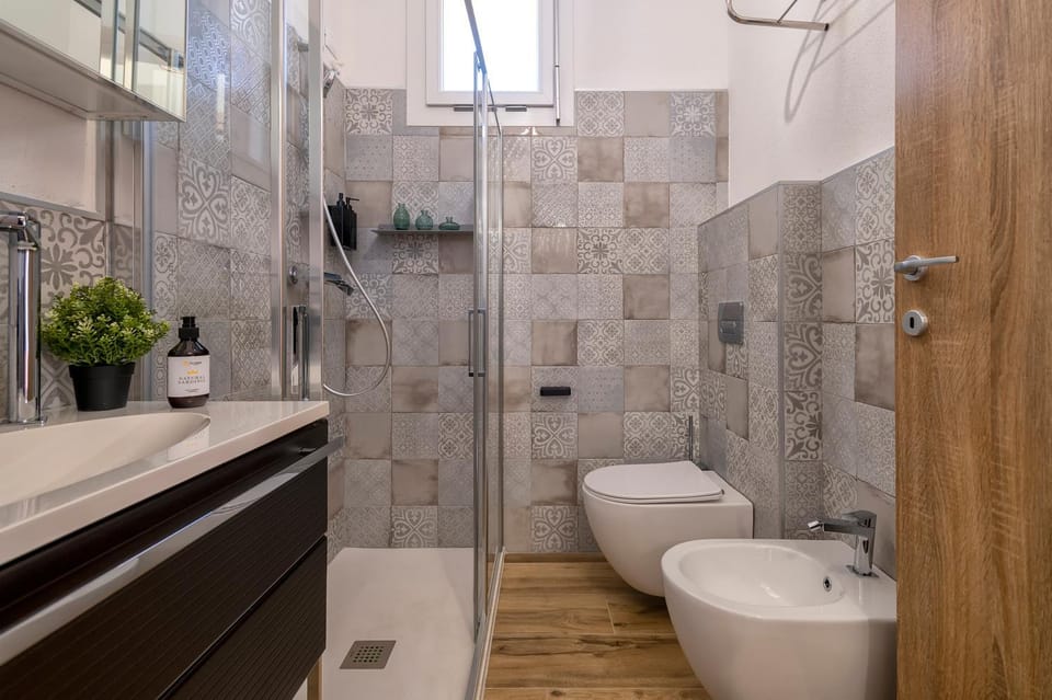 Shower, Toilet, Bathroom, bidet, towels