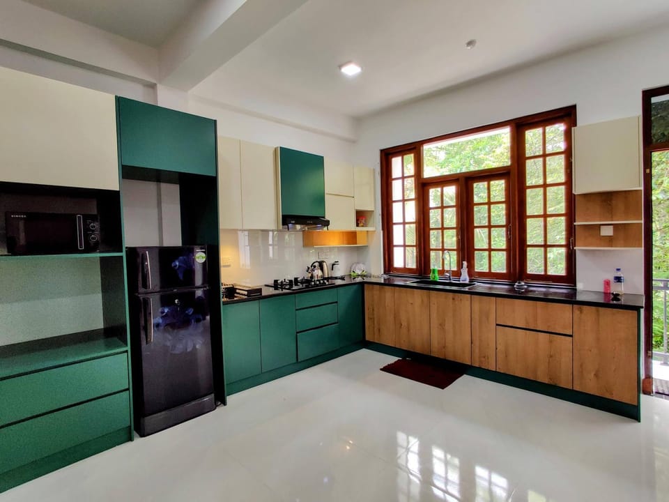 Kitchen or kitchenette, minibar, stove