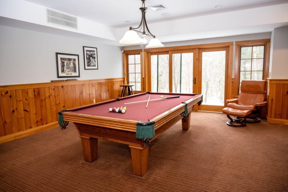 Loon Mountain Lodge Pool Table, Sonos, Sleeps 20 House in Woodstock