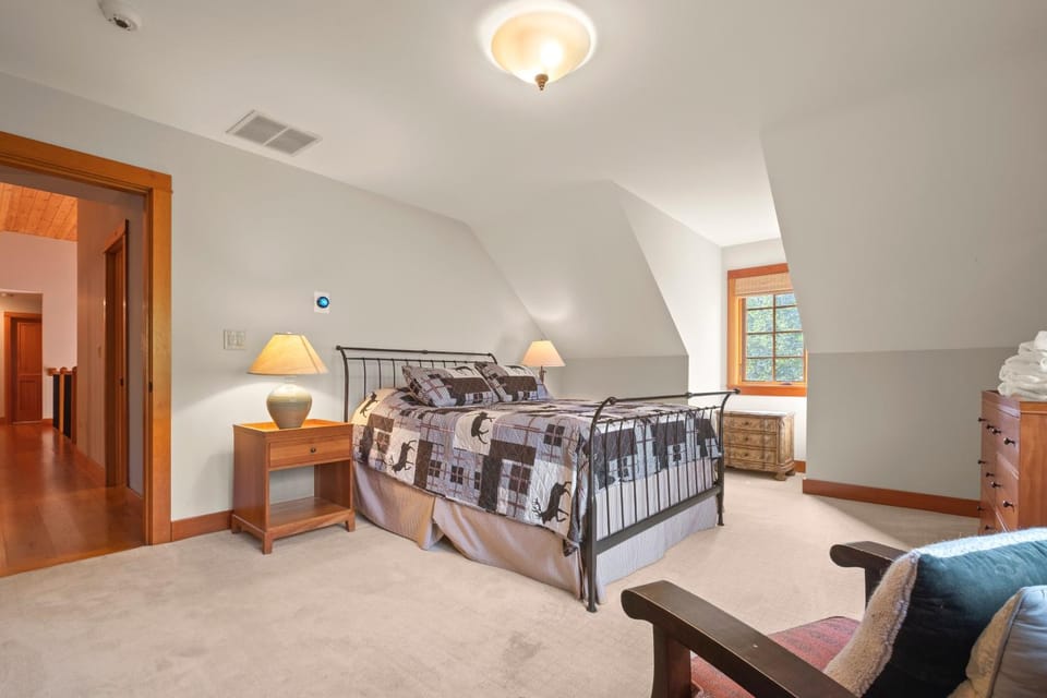 Loon Mountain Lodge Pool Table, Sonos, Sleeps 20 House in Woodstock
