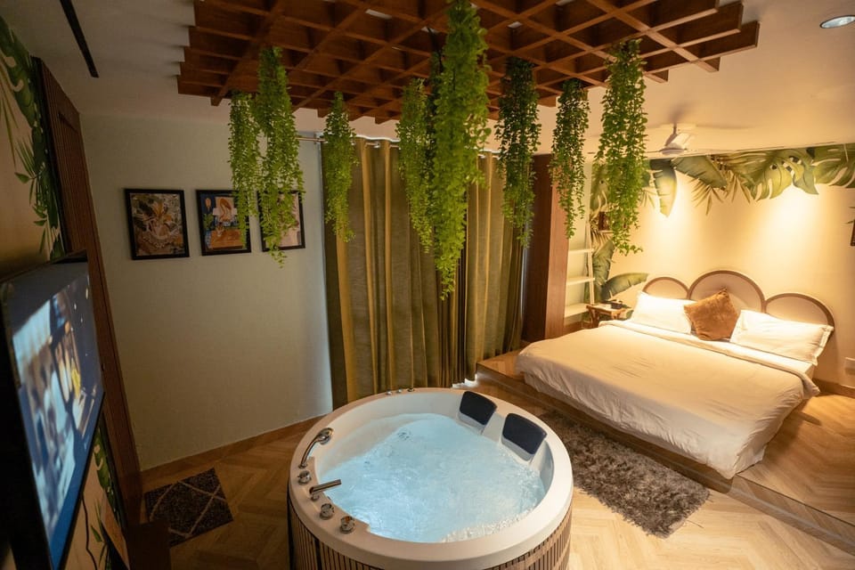Photo of the whole room, Bedroom, Bath