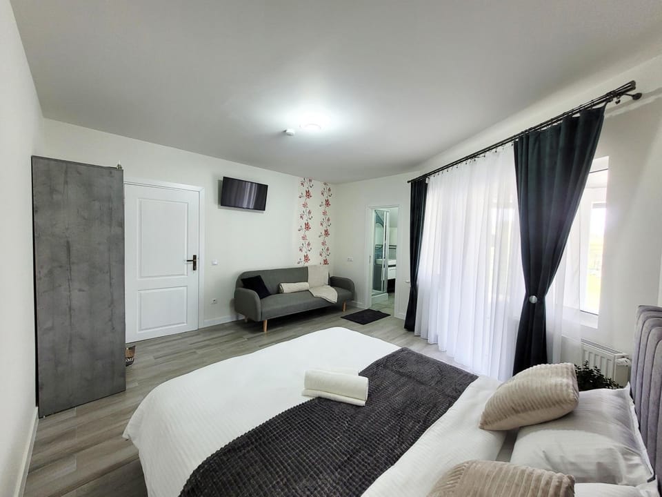 Bed, Bathroom, TV and multimedia, Balcony/Terrace, Photo of the whole room, Bedroom, oven