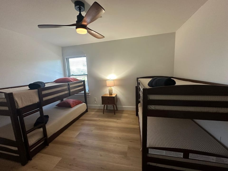 Bedroom, bunk bed