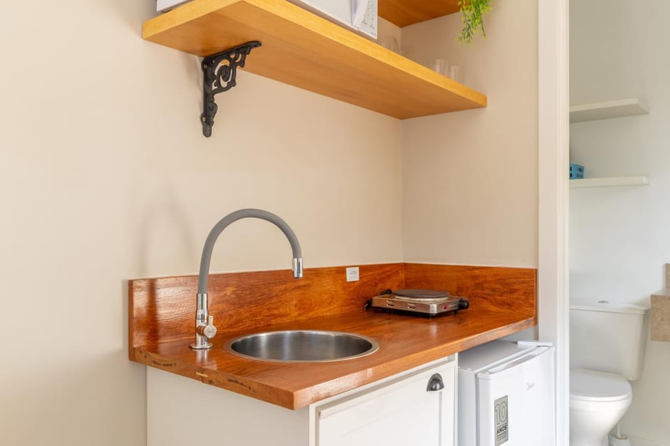 Kitchen or kitchenette, minibar, stove