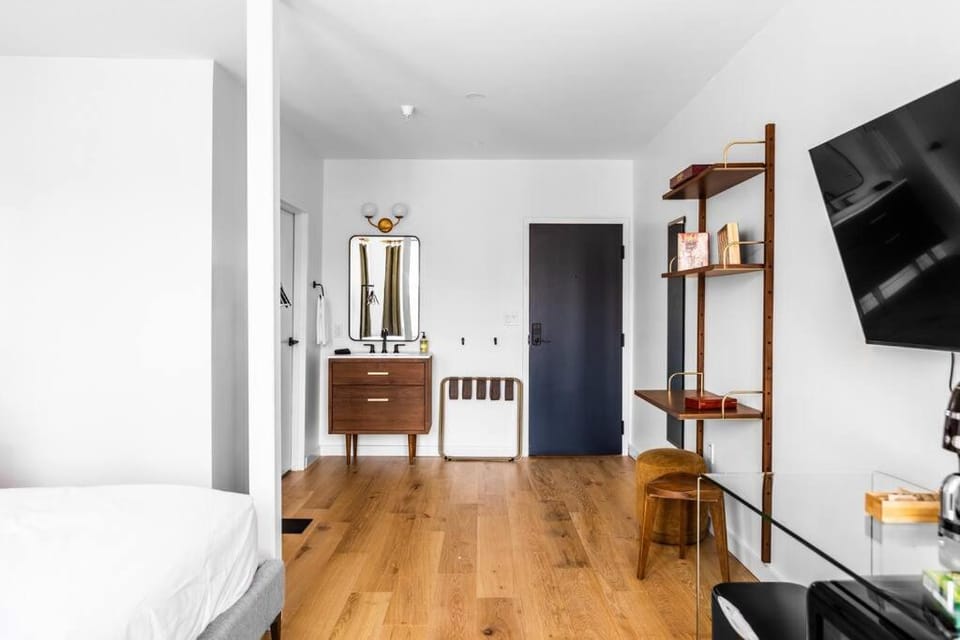 West Market Square View, Historic Hotel DTWN, King Bed, Room # 401 Apartment in Bangor