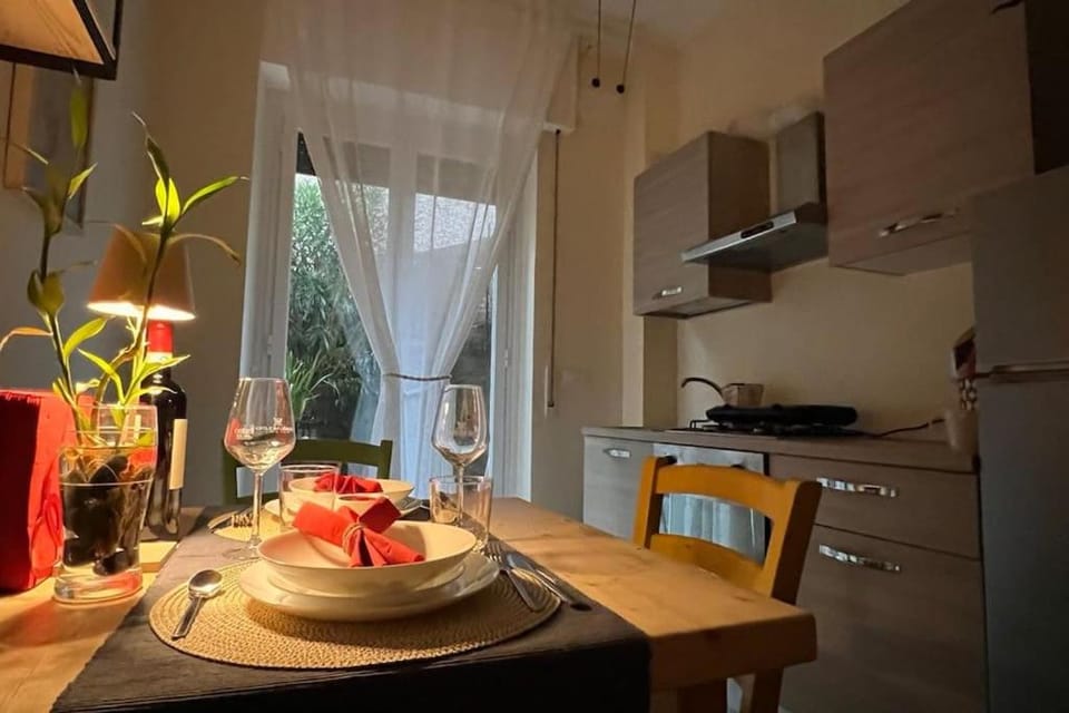 Kitchen or kitchenette, Food and drinks, Dining area