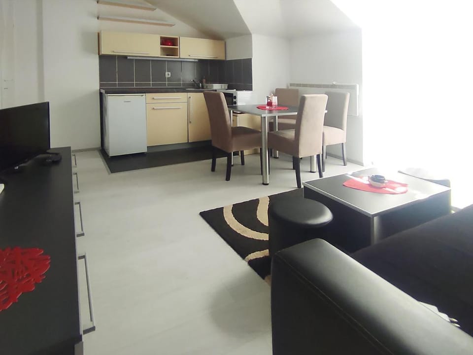 Kitchen or kitchenette, Living room, Seating area, Dining area, pet friendly, stove