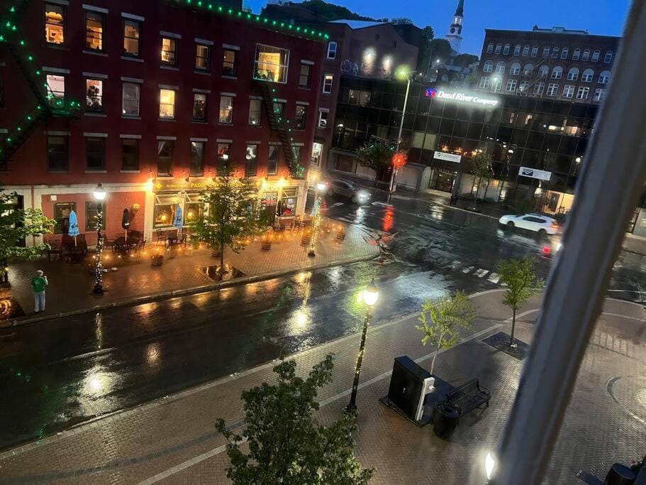 Market Square View, Heart of DTWN, Historic Hotel, King Bed, Room # 402 Apartment in Bangor