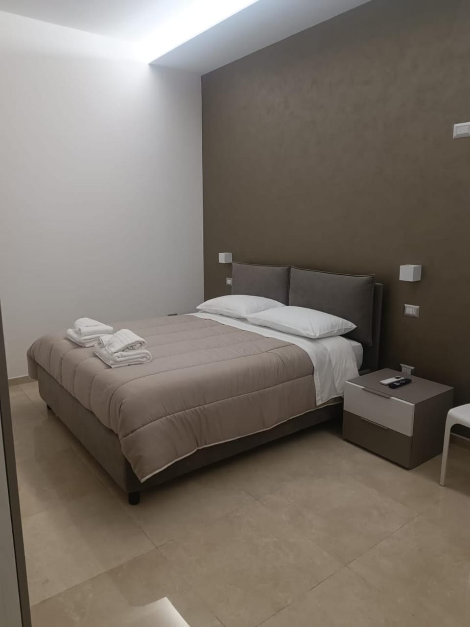 Bed, Bedroom, towels