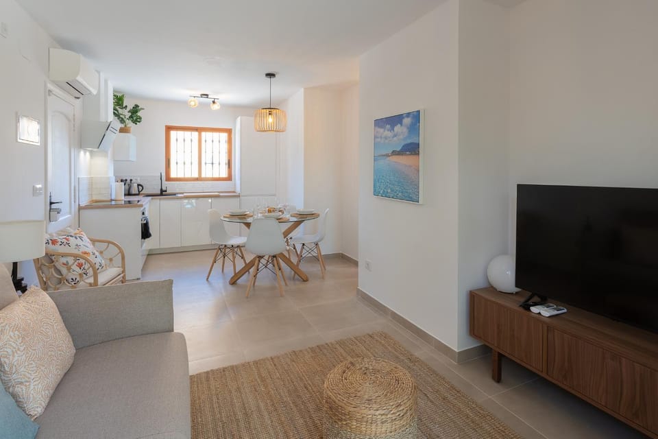 TV and multimedia, Living room, Seating area, Dining area