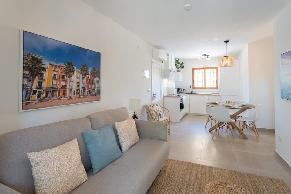 Kitchen or kitchenette, Living room, Seating area, Dining area