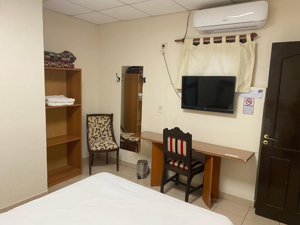 Bed, TV and multimedia, Photo of the whole room, Bedroom, wardrobe, air conditioner