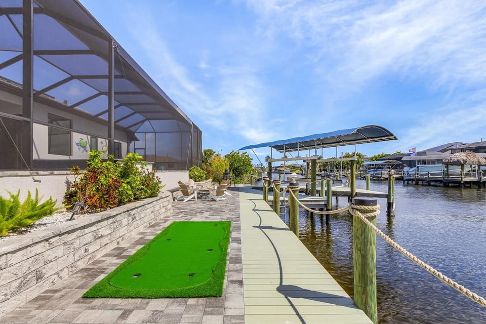 Gulf Access, Putting Green, Outdoor Kitchen, Heated Pool & Spa & MORE! - Villa Captain's Quarters House in Cape Coral