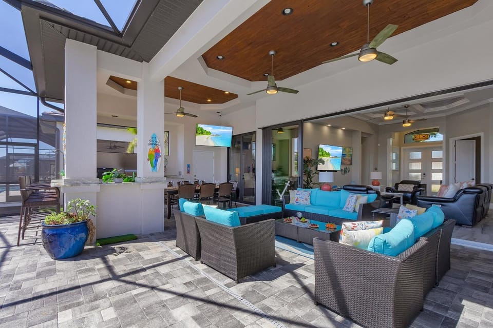 Gulf Access, Putting Green, Outdoor Kitchen, Heated Pool & Spa & MORE! - Villa Captain's Quarters House in Cape Coral