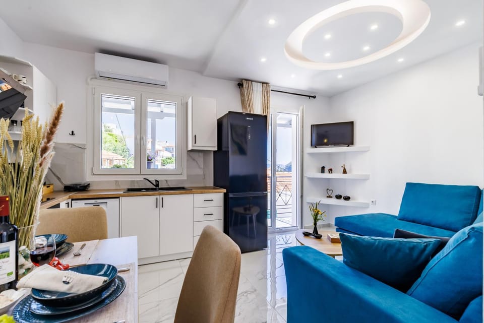 TV and multimedia, Kitchen or kitchenette, Living room, Seating area, Dining area