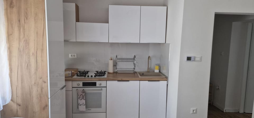 Kitchen or kitchenette, dishwasher, microwave, oven, pet friendly, stove