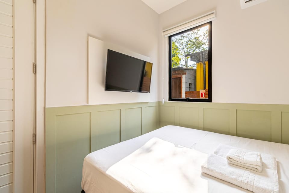 Bed, TV and multimedia, towels