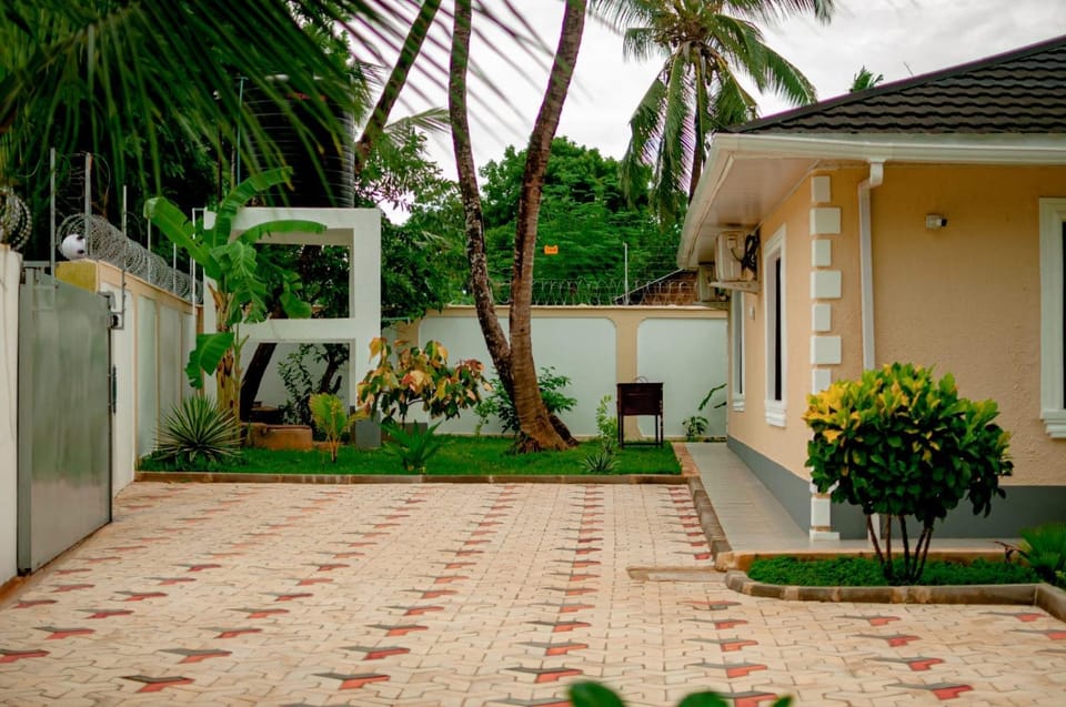 Property building, Day, Garden, Garden view