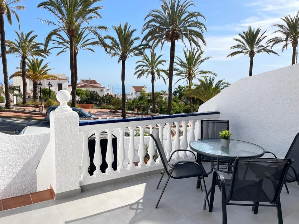 View (from property/room), Balcony/Terrace, Dining area