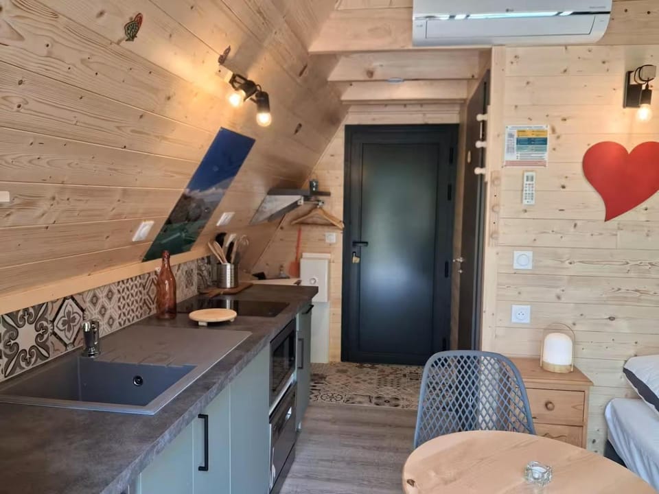 LES CHALETS DE COYRON. Chalet in Jura