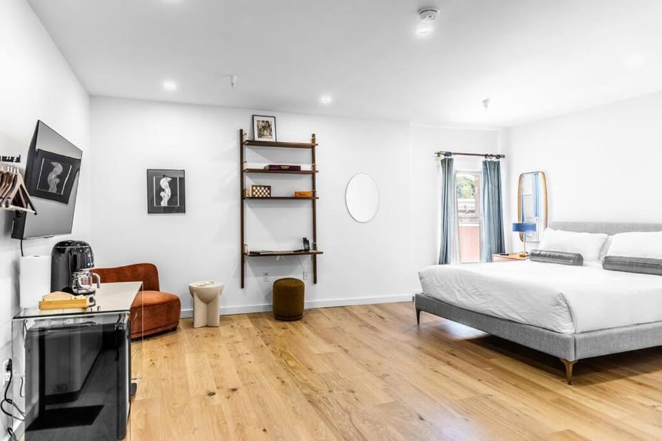DTWN Bangor, Historic Hotel, KING BED, WIFI, Roku TV, Room # 403 Apartment in Bangor
