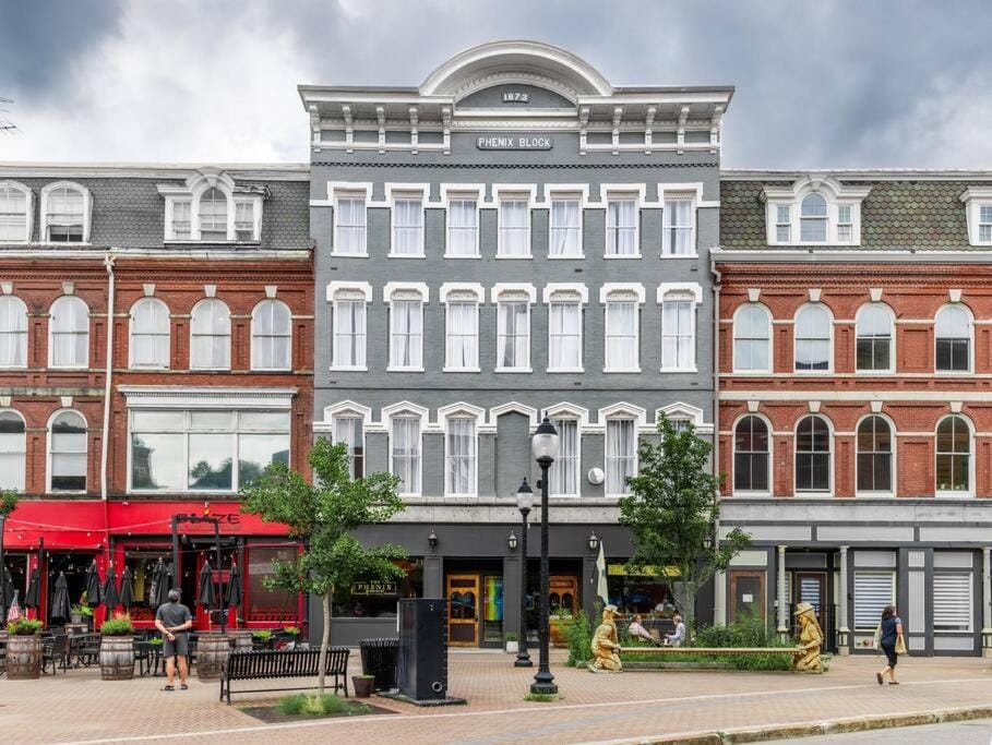 DTWN Bangor, Historic Hotel, KING BED, WIFI, Roku TV, Room # 403 Apartment in Bangor